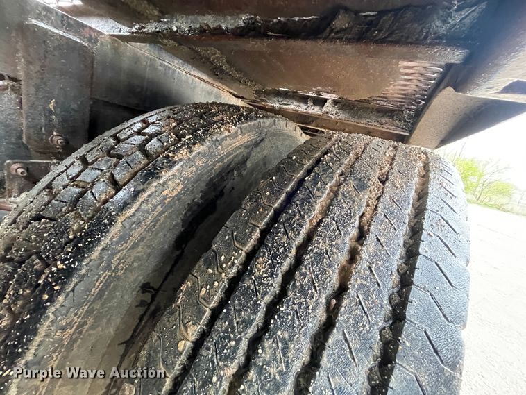 image for item IR9838 1997 International 9200  flatbed truck