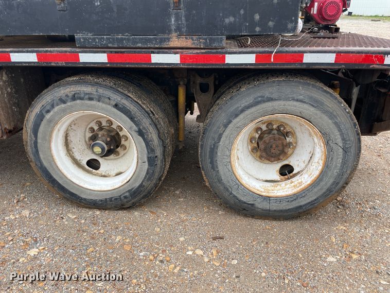 image for item IR9838 1997 International 9200  flatbed truck