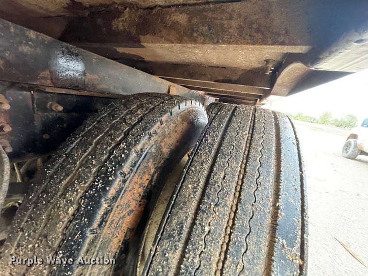 image for item IR9838 1997 International 9200  flatbed truck