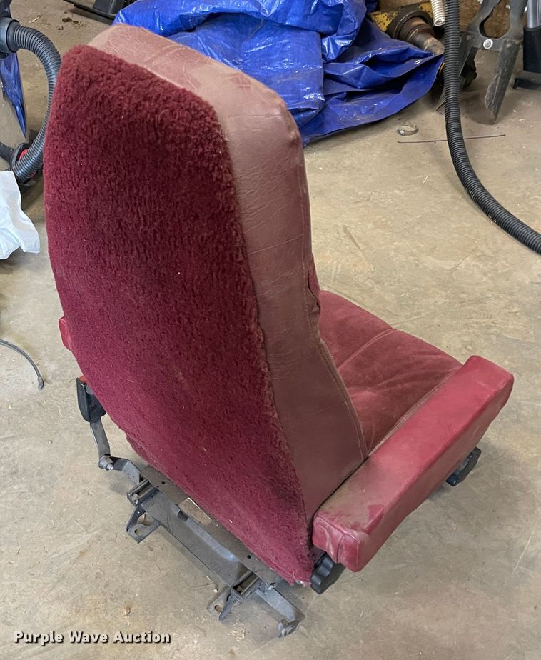 image for item IR9838 1997 International 9200  flatbed truck