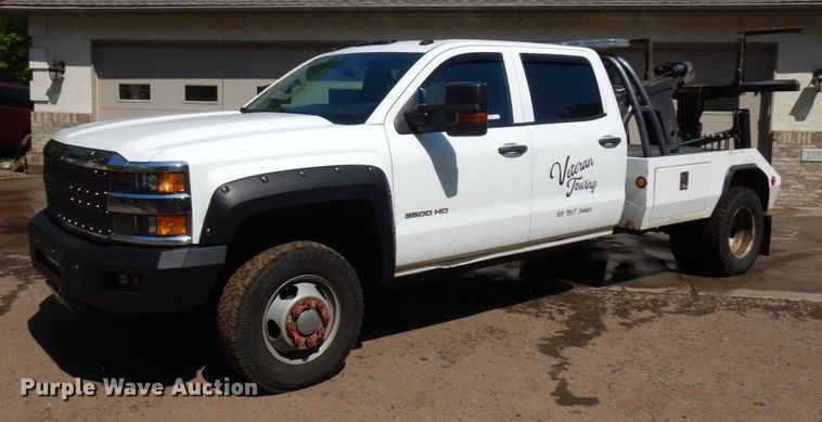image for item IT9411 2016 Chevrolet Silverado 3500HD  Crew Cab tow truck