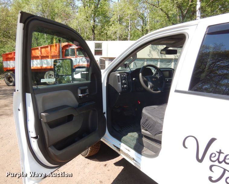 image for item IT9411 2016 Chevrolet Silverado 3500HD  Crew Cab tow truck