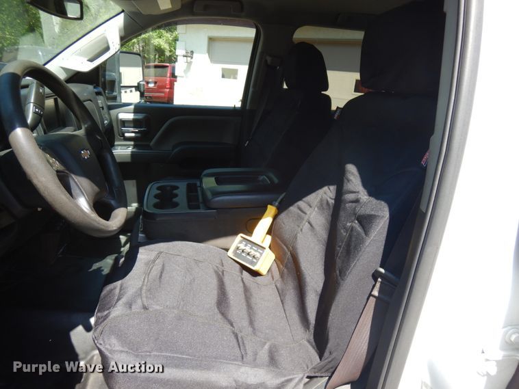 image for item IT9411 2016 Chevrolet Silverado 3500HD  Crew Cab tow truck