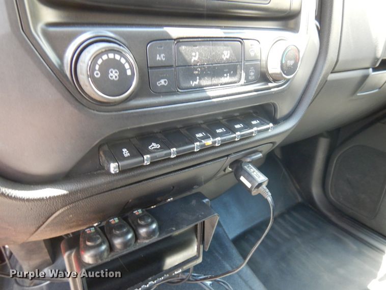 image for item IT9411 2016 Chevrolet Silverado 3500HD  Crew Cab tow truck