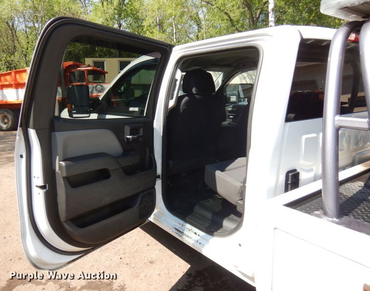 image for item IT9411 2016 Chevrolet Silverado 3500HD  Crew Cab tow truck