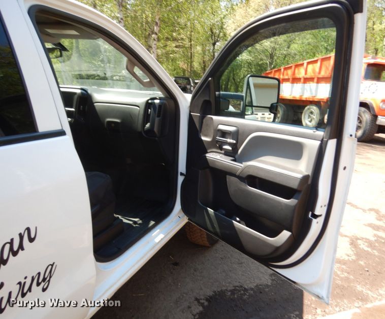 image for item IT9411 2016 Chevrolet Silverado 3500HD  Crew Cab tow truck