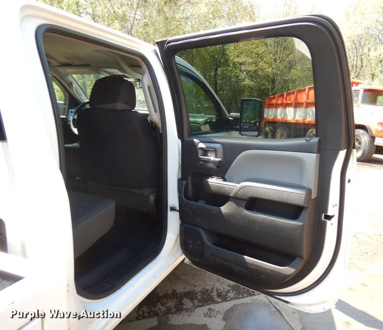 image for item IT9411 2016 Chevrolet Silverado 3500HD  Crew Cab tow truck