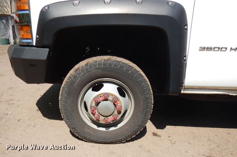 image for item IT9411 2016 Chevrolet Silverado 3500HD  Crew Cab tow truck