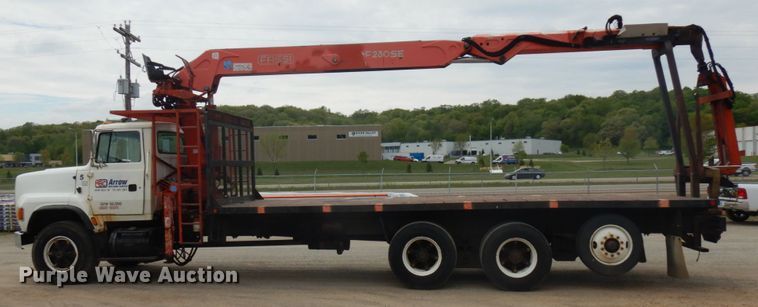 image for item IT9420 1995 Ford LTLS9000  crane truck