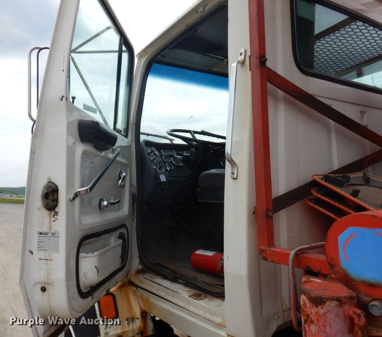 image for item IT9420 1995 Ford LTLS9000  crane truck