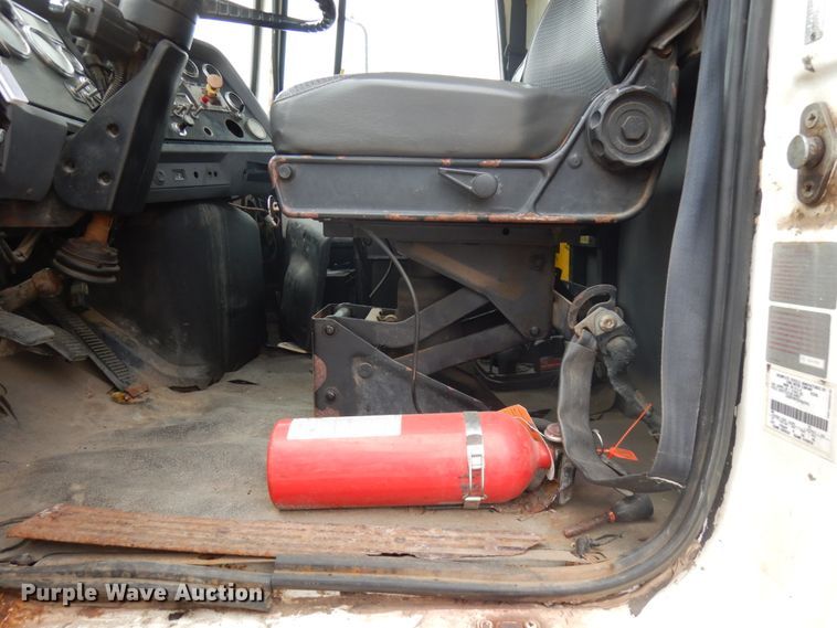 image for item IT9420 1995 Ford LTLS9000  crane truck