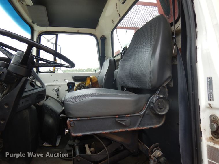 image for item IT9420 1995 Ford LTLS9000  crane truck