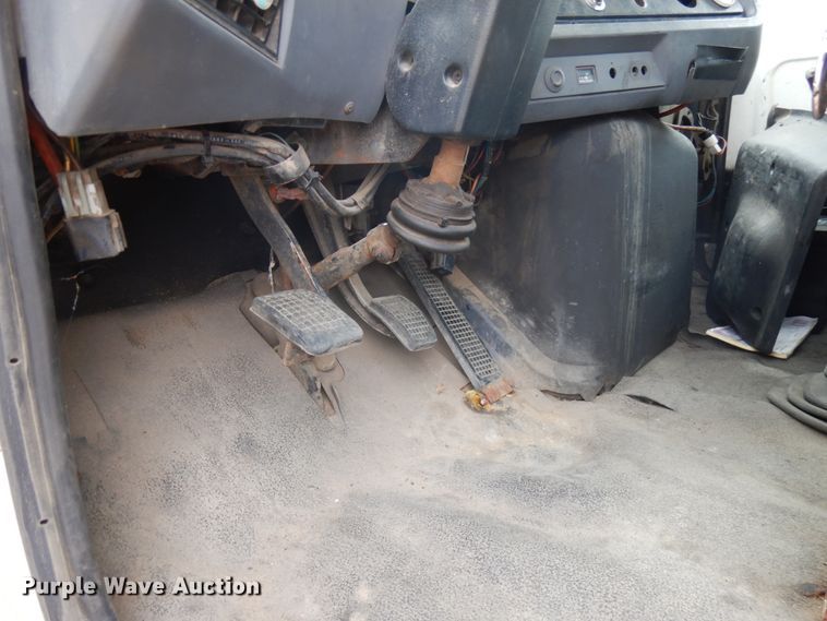 image for item IT9420 1995 Ford LTLS9000  crane truck