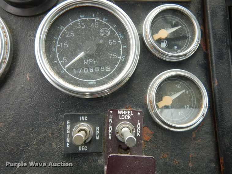 image for item IT9420 1995 Ford LTLS9000  crane truck