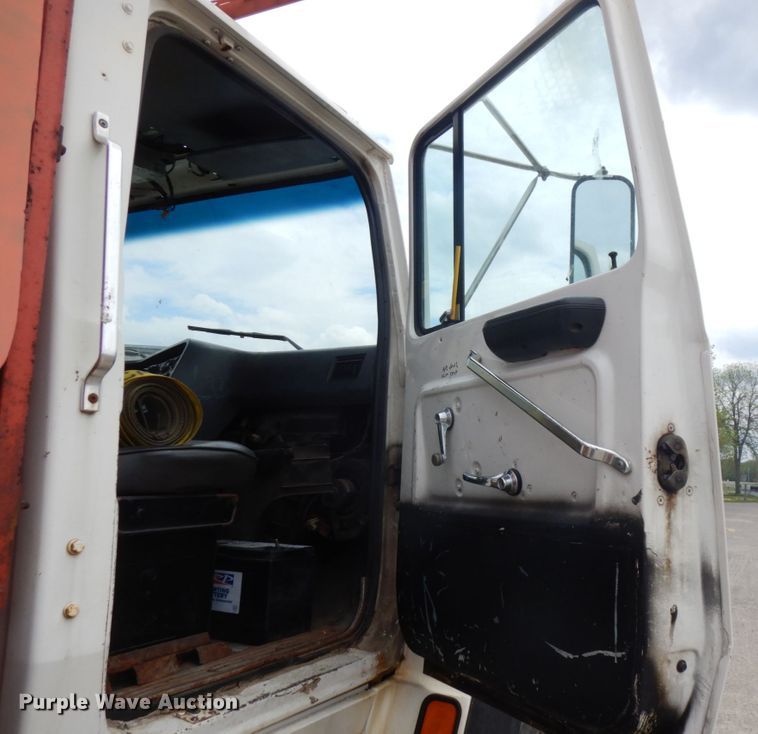 image for item IT9420 1995 Ford LTLS9000  crane truck