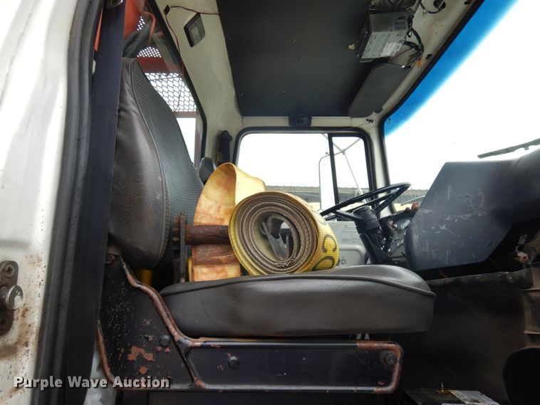 image for item IT9420 1995 Ford LTLS9000  crane truck