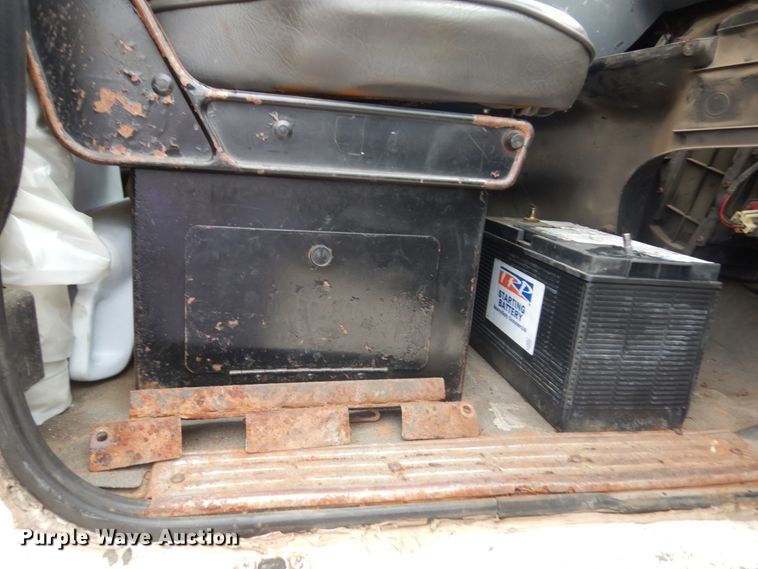 image for item IT9420 1995 Ford LTLS9000  crane truck