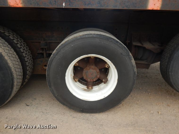 image for item IT9420 1995 Ford LTLS9000  crane truck