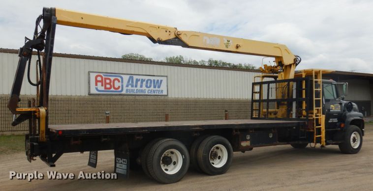 image for item IT9421 1996 Ford LTLS9000  crane truck