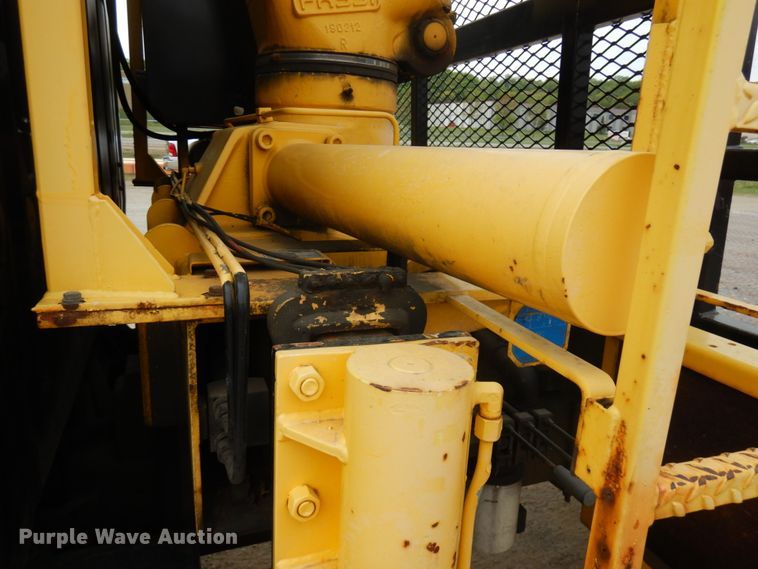 image for item IT9421 1996 Ford LTLS9000  crane truck