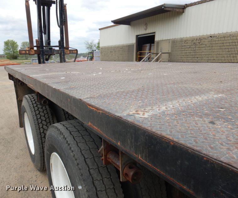 image for item IT9421 1996 Ford LTLS9000  crane truck