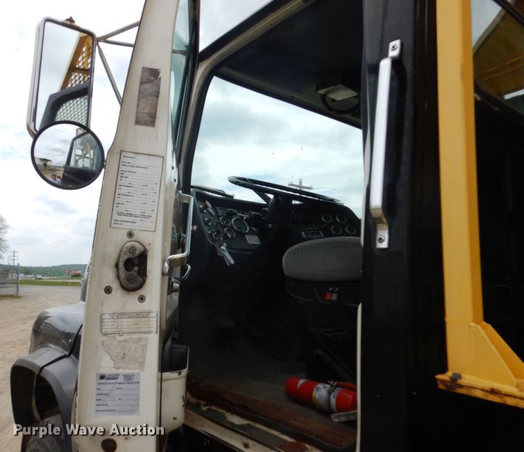 image for item IT9421 1996 Ford LTLS9000  crane truck