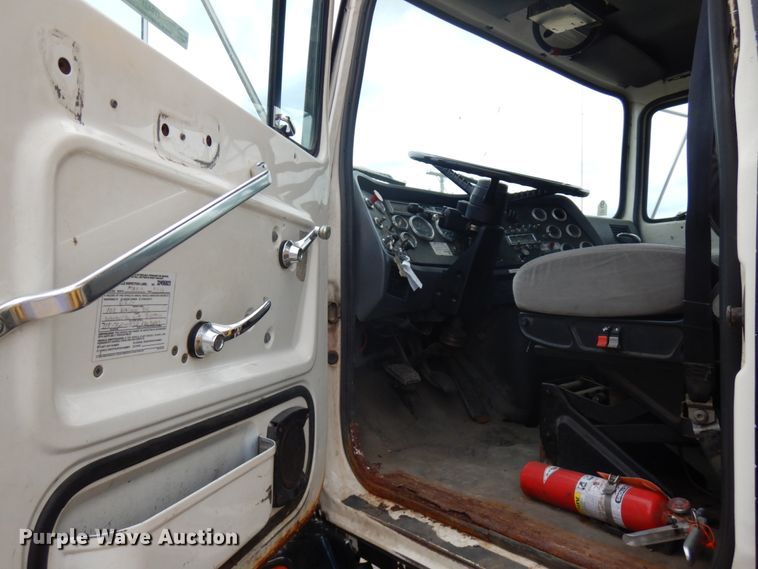 image for item IT9421 1996 Ford LTLS9000  crane truck