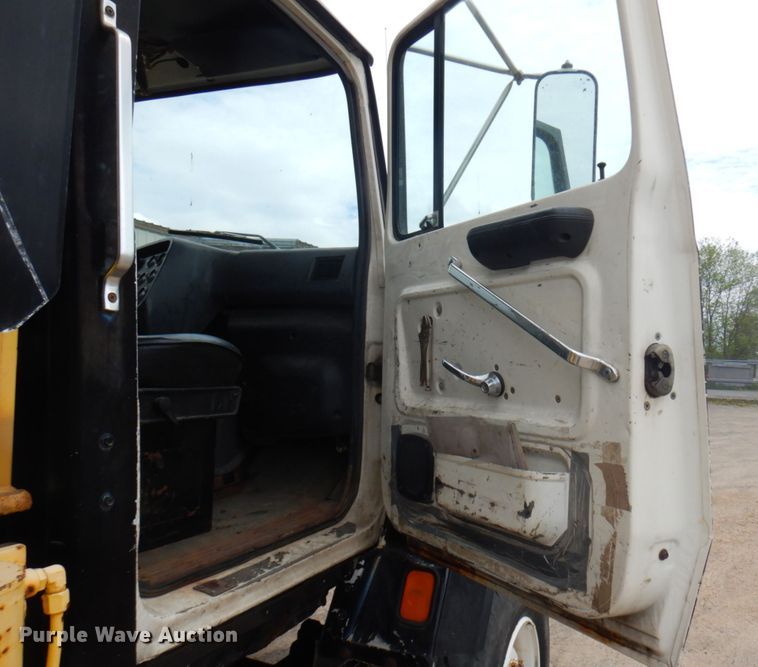 image for item IT9421 1996 Ford LTLS9000  crane truck