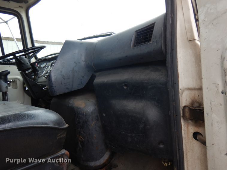 image for item IT9421 1996 Ford LTLS9000  crane truck