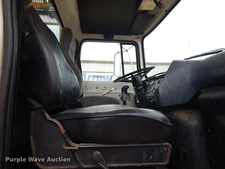 image for item IT9421 1996 Ford LTLS9000  crane truck