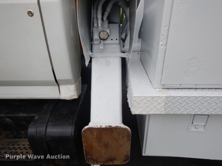 image for item IT9422 1997 Ford F800  forestry bucket truck