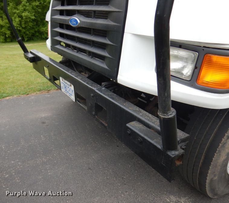image for item IT9422 1997 Ford F800  forestry bucket truck
