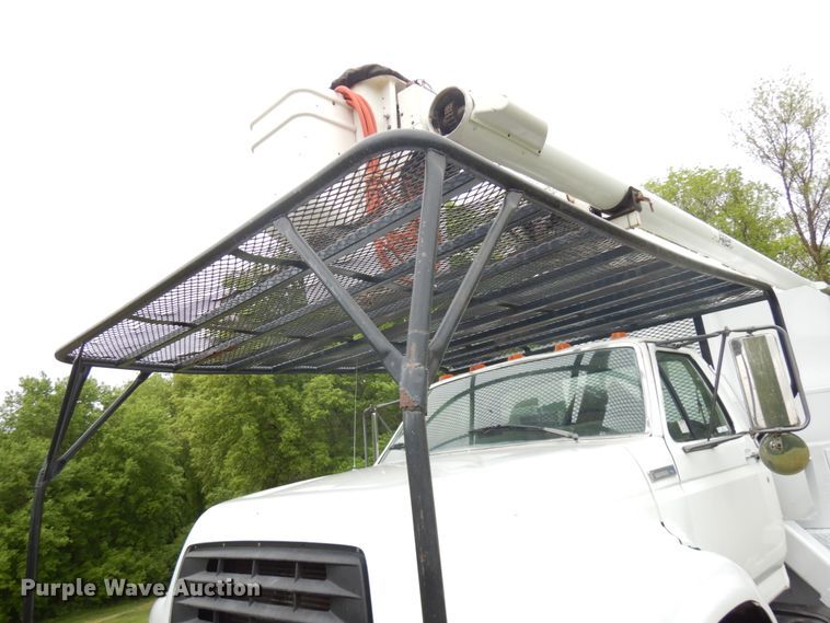 image for item IT9422 1997 Ford F800  forestry bucket truck