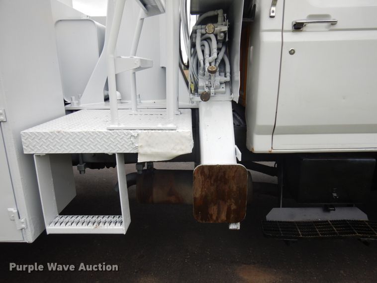 image for item IT9422 1997 Ford F800  forestry bucket truck