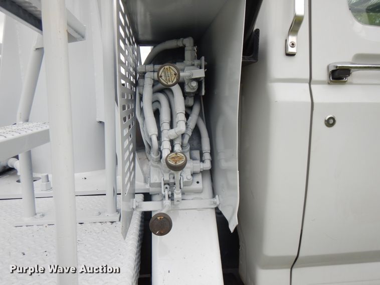 image for item IT9422 1997 Ford F800  forestry bucket truck