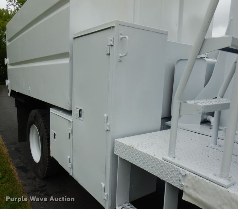 image for item IT9422 1997 Ford F800  forestry bucket truck