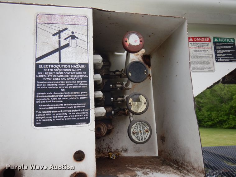 image for item IT9422 1997 Ford F800  forestry bucket truck