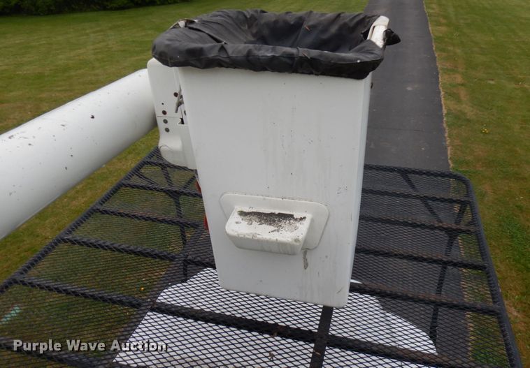 image for item IT9422 1997 Ford F800  forestry bucket truck