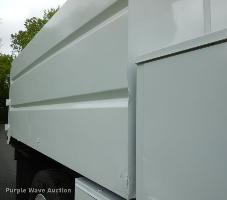 image for item IT9422 1997 Ford F800  forestry bucket truck