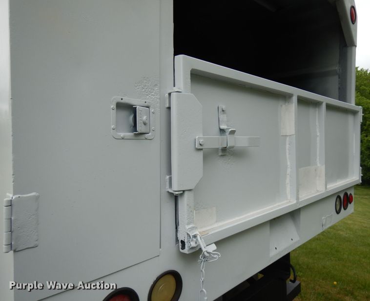 image for item IT9422 1997 Ford F800  forestry bucket truck