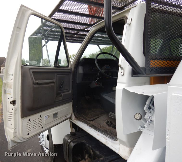 image for item IT9422 1997 Ford F800  forestry bucket truck