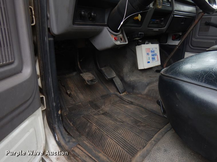 image for item IT9422 1997 Ford F800  forestry bucket truck