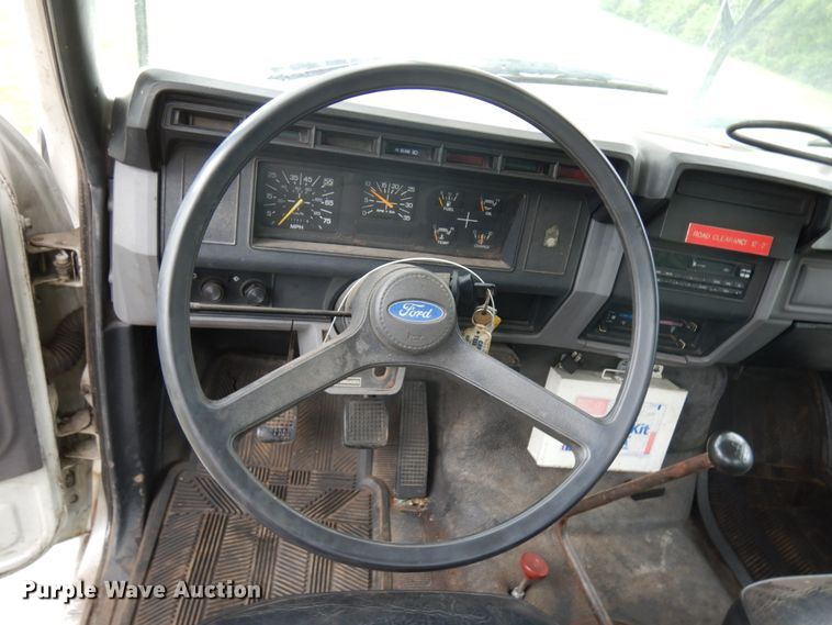 image for item IT9422 1997 Ford F800  forestry bucket truck