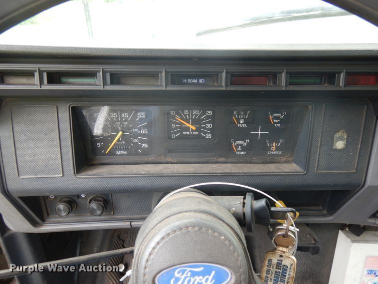 image for item IT9422 1997 Ford F800  forestry bucket truck