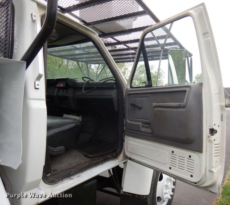 image for item IT9422 1997 Ford F800  forestry bucket truck