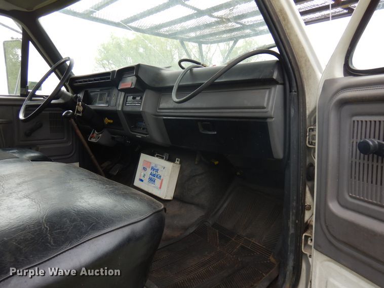 image for item IT9422 1997 Ford F800  forestry bucket truck