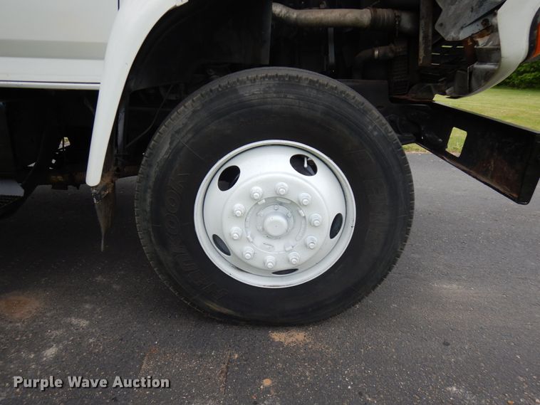 image for item IT9422 1997 Ford F800  forestry bucket truck