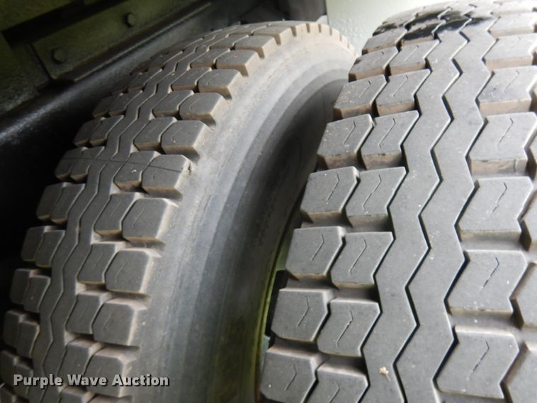 image for item IT9422 1997 Ford F800  forestry bucket truck