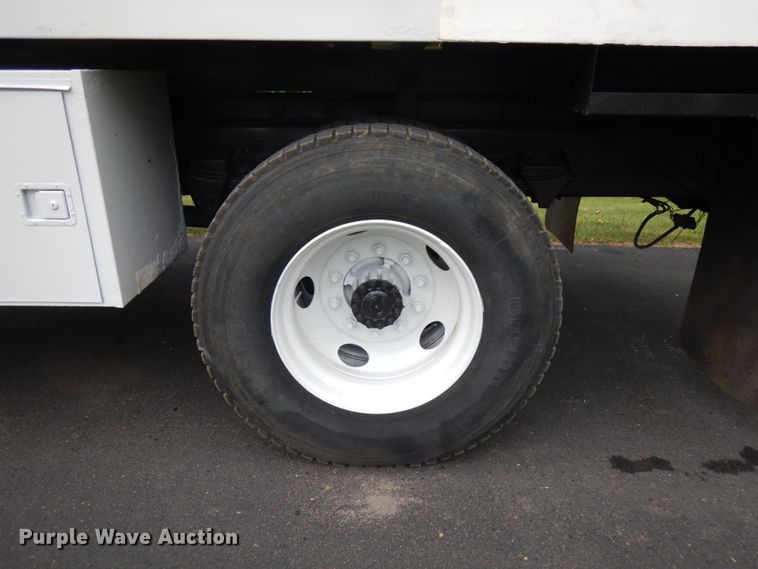 image for item IT9422 1997 Ford F800  forestry bucket truck