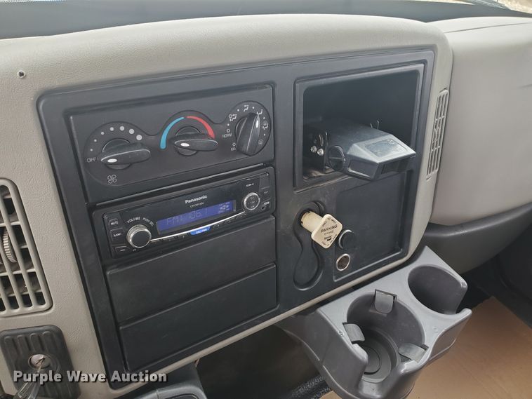 image for item IX9807 2012 International DuraStar 4300  flat bed truck